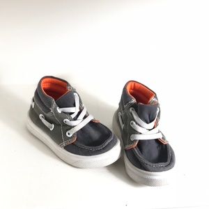 Oomphies “Riley” toddle shoe size 5C